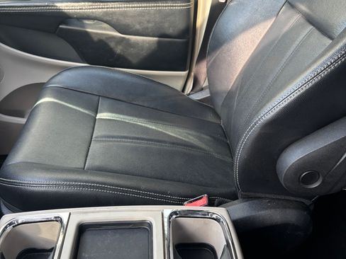 Used 2016 Chrysler Town & Country Touring image 12