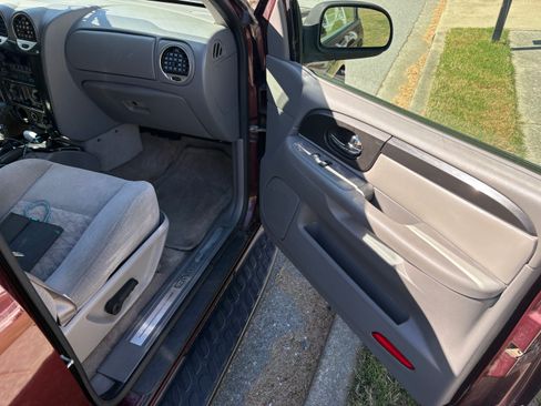 Used 2007 GMC Envoy SLE w/ Cargo Convenience Package image 13