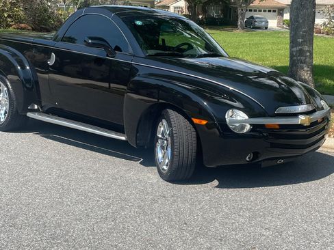 Used 2005 Chevrolet SSR w/ Preferred Equipment Group image 4