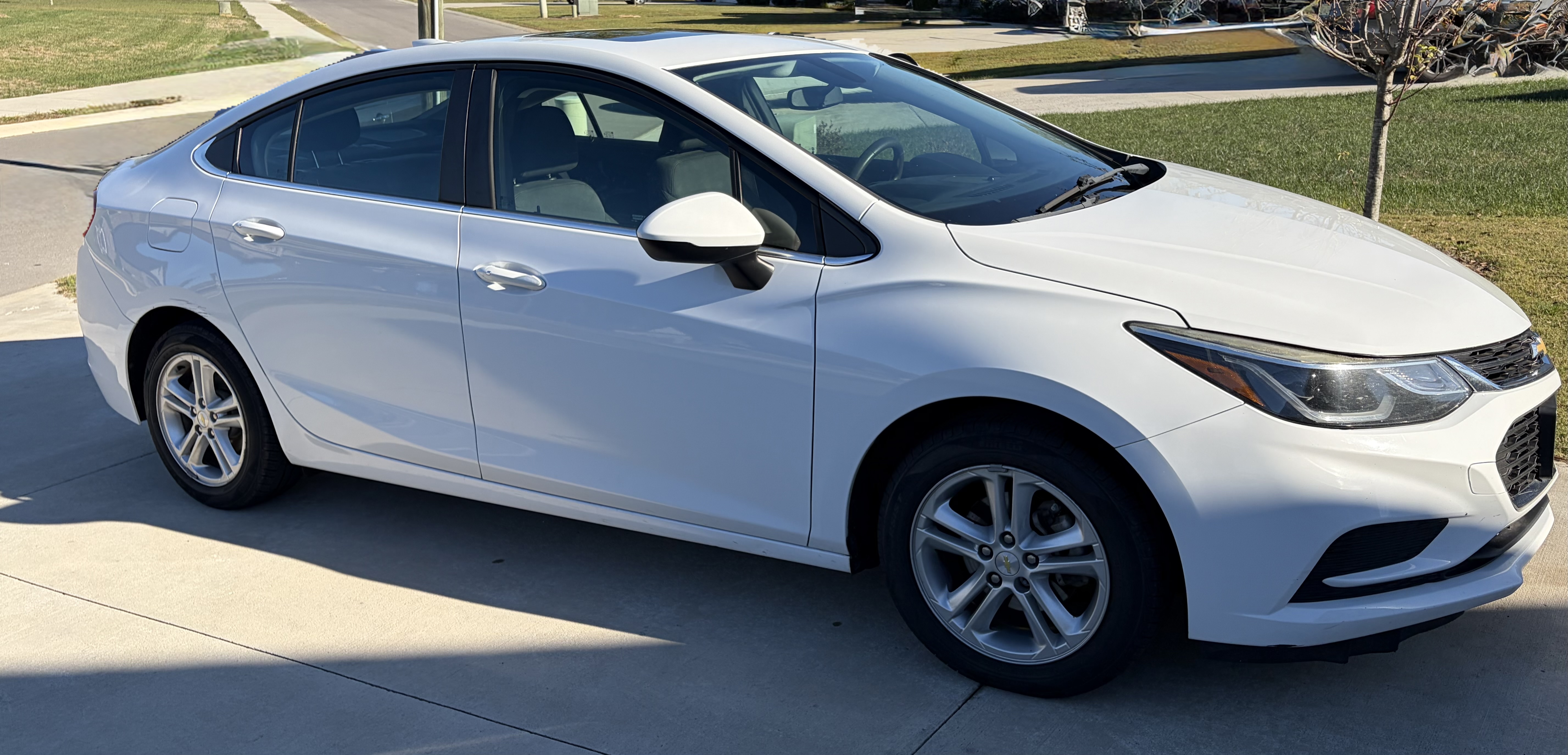 Used 2017 Chevrolet Cruze LT w/ LT True North Edition FWD image 2