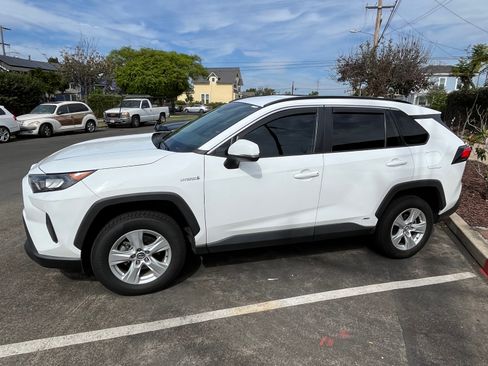 Used 2020 Toyota RAV4 LE w/ Carpet Mat Package image 2
