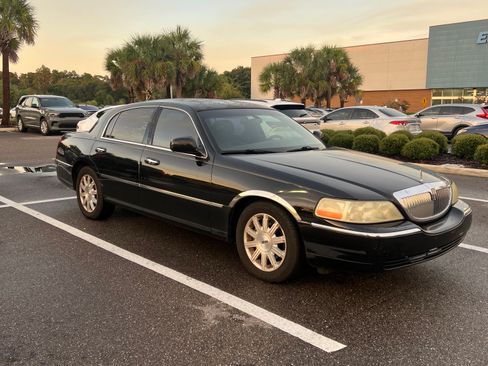 Used 2011 Lincoln Town Car Signature Limited RWD image 4