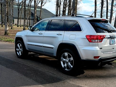 Used 2013 Jeep Grand Cherokee Overland w/ Advance Technology Group image 12