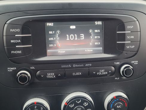 Used 2016 Kia Soul + image 9