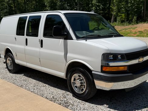 Used 2016 Chevrolet Express 2500 RWD image 1