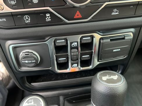 Used 2024 Jeep Wrangler Unlimited Sahara AWD/4WD image 9