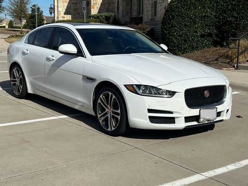 Used 2017 Jaguar XE Premium image 2