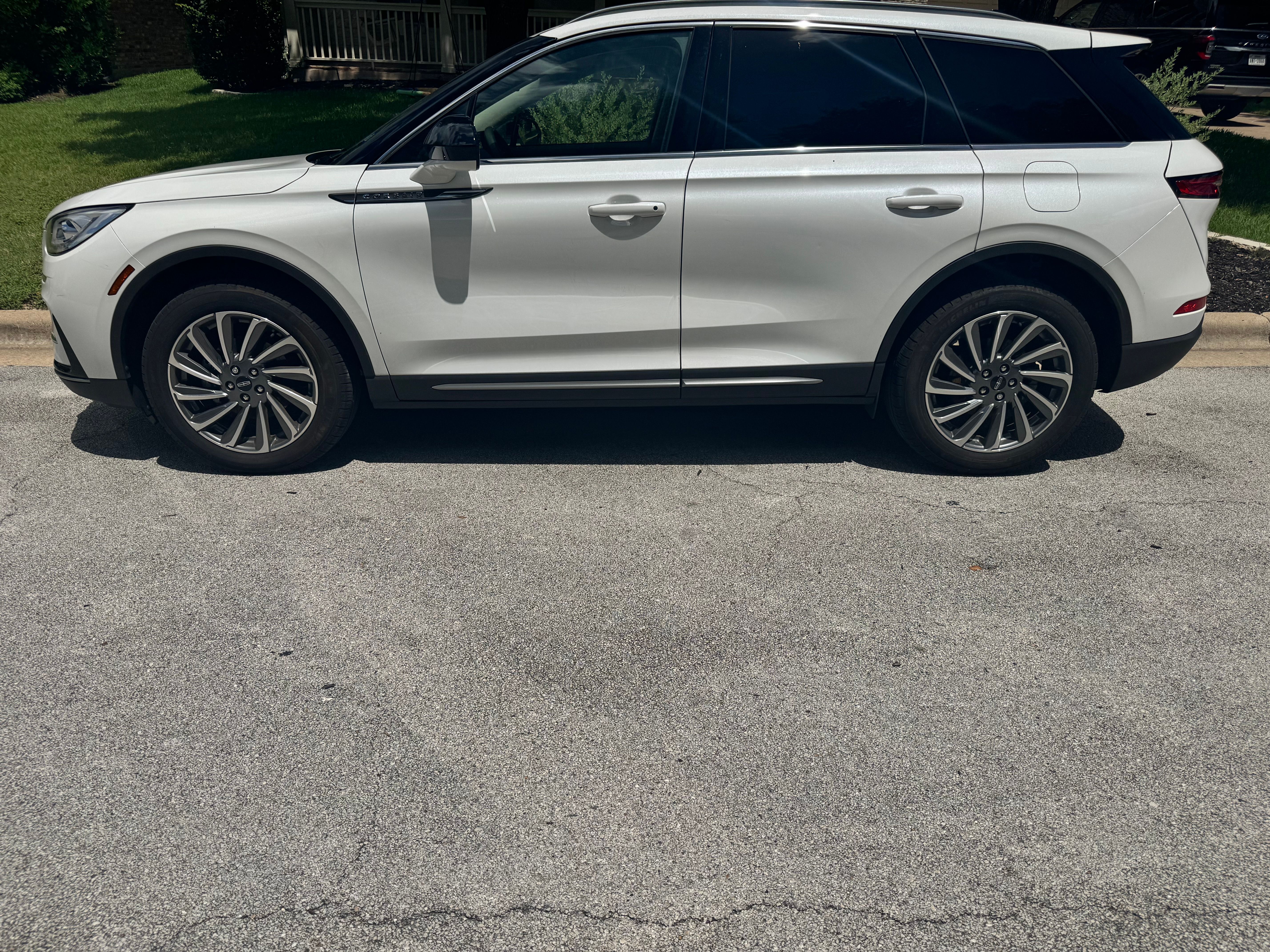 Used 2023 Lincoln Corsair Reserve FWD image 2