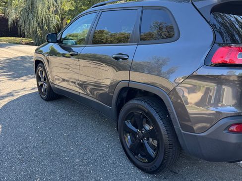 Used 2016 Jeep Cherokee Latitude FWD image 4