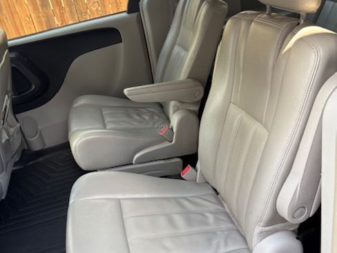 Used 2013 Chrysler Town & Country Touring image 8