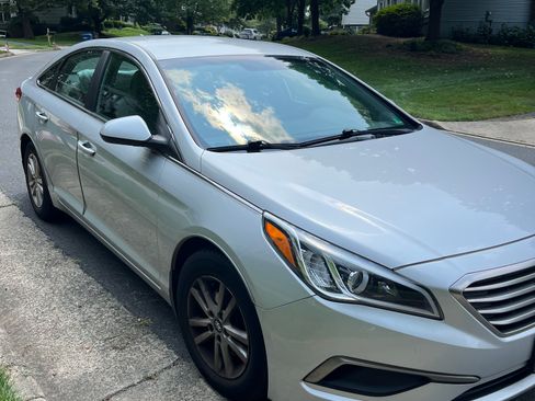 Used 2016 Hyundai Sonata SE FWD image 1