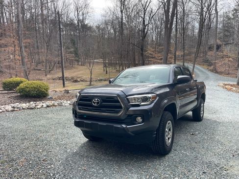 Used 2016 Toyota Tacoma SR5 w/ Towing Package image 7
