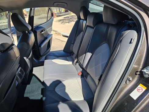 Used 2018 Toyota Camry XLE image 14