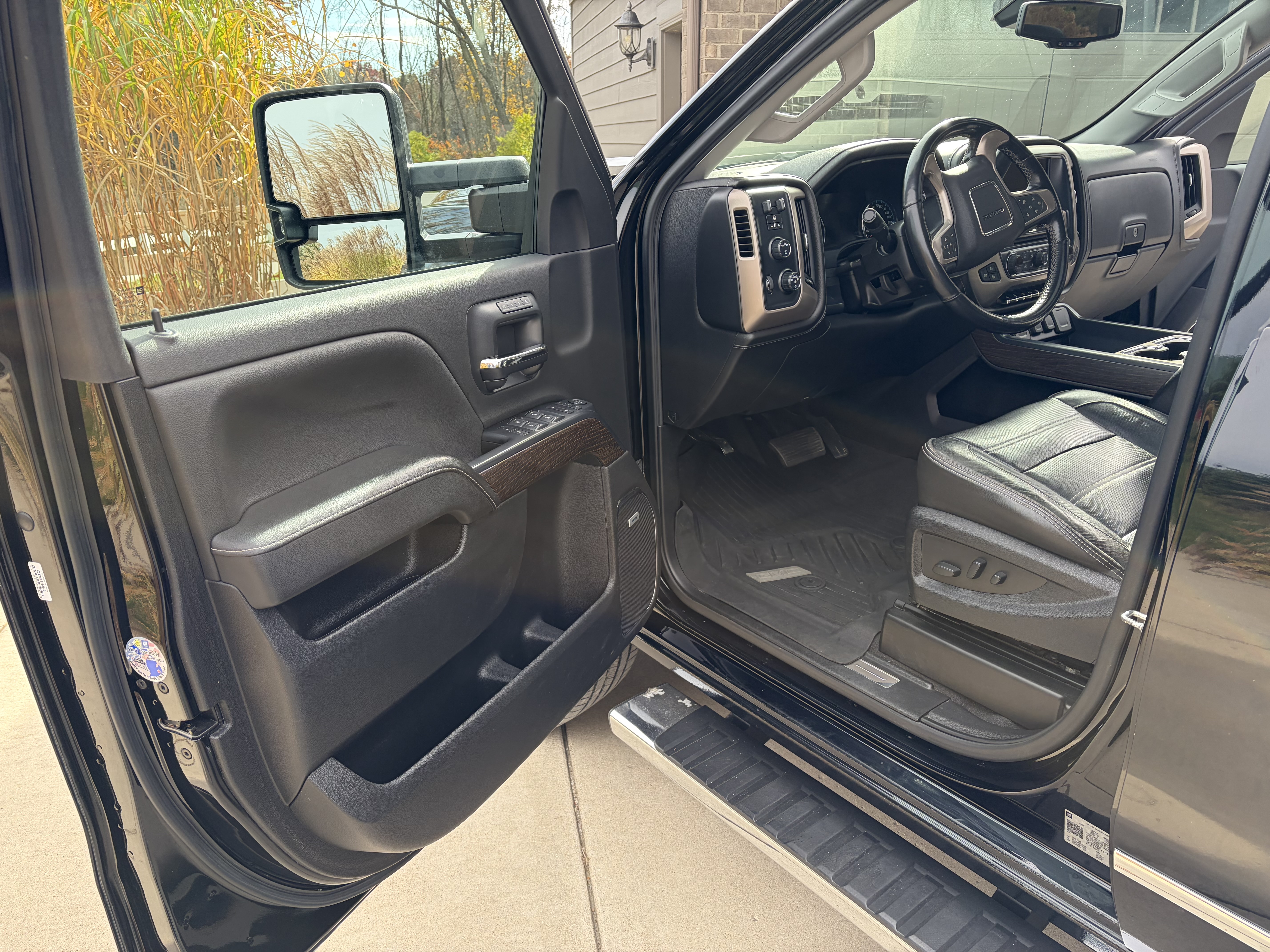 Used 2019 GMC Sierra 2500 Denali w/ Duramax Plus Package AWD/4WD image 8
