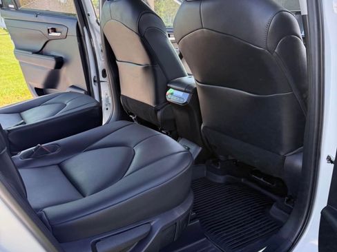 Used 2021 Toyota Highlander XLE AWD/4WD image 12