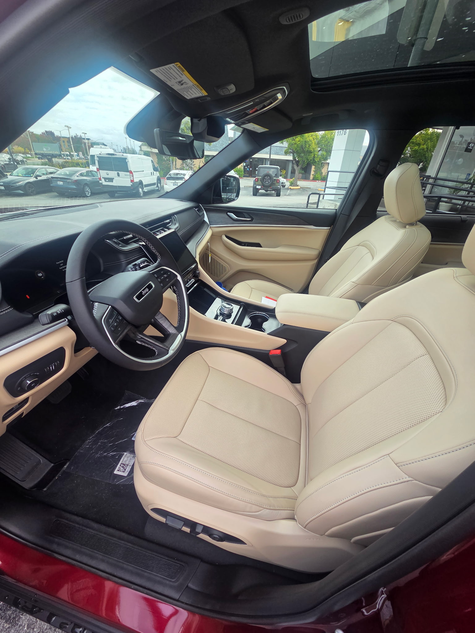 Used 2025 Jeep Grand Cherokee L Limited w/ Luxury Tech Group II AWD/4WD image 4