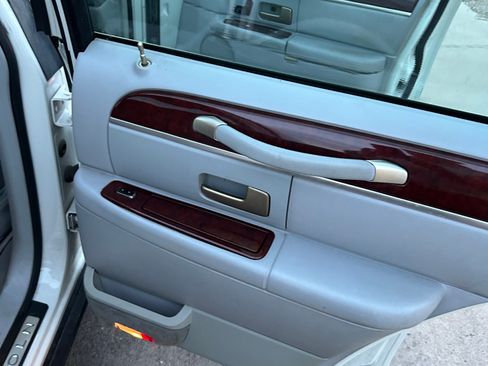 Used 2004 Lincoln Town Car Ultimate image 6
