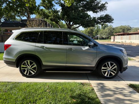Used 2018 Honda Pilot Touring image 1
