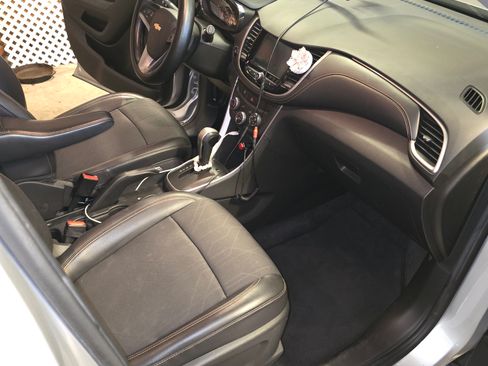 Used 2017 Chevrolet Trax LT w/ LT Convenience Package image 9