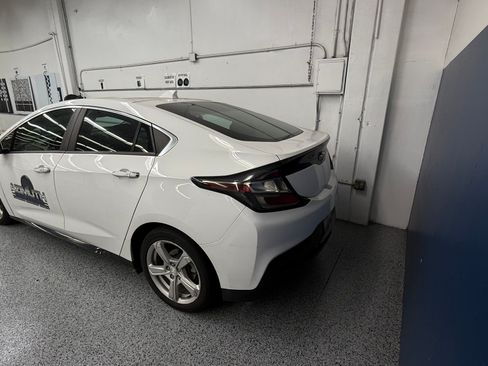 Used 2017 Chevrolet Volt LT FWD image 4
