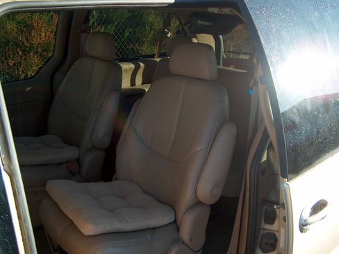 Used 1999 Chrysler Town & Country LX image 10