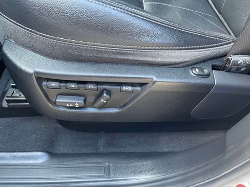 Used 2014 Land Rover LR2 HSE image 15