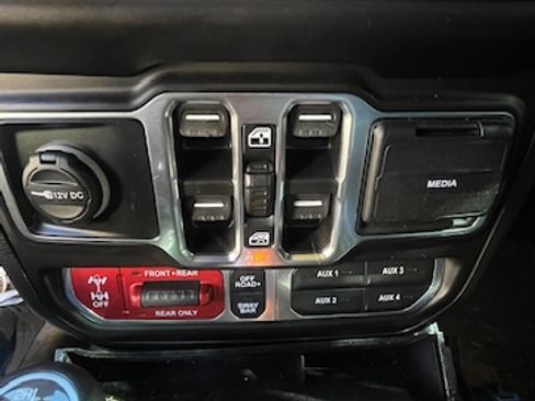 Used 2022 Jeep Wrangler Unlimited Rubicon w/ Xtreme Recon 35" Tire Package image 14