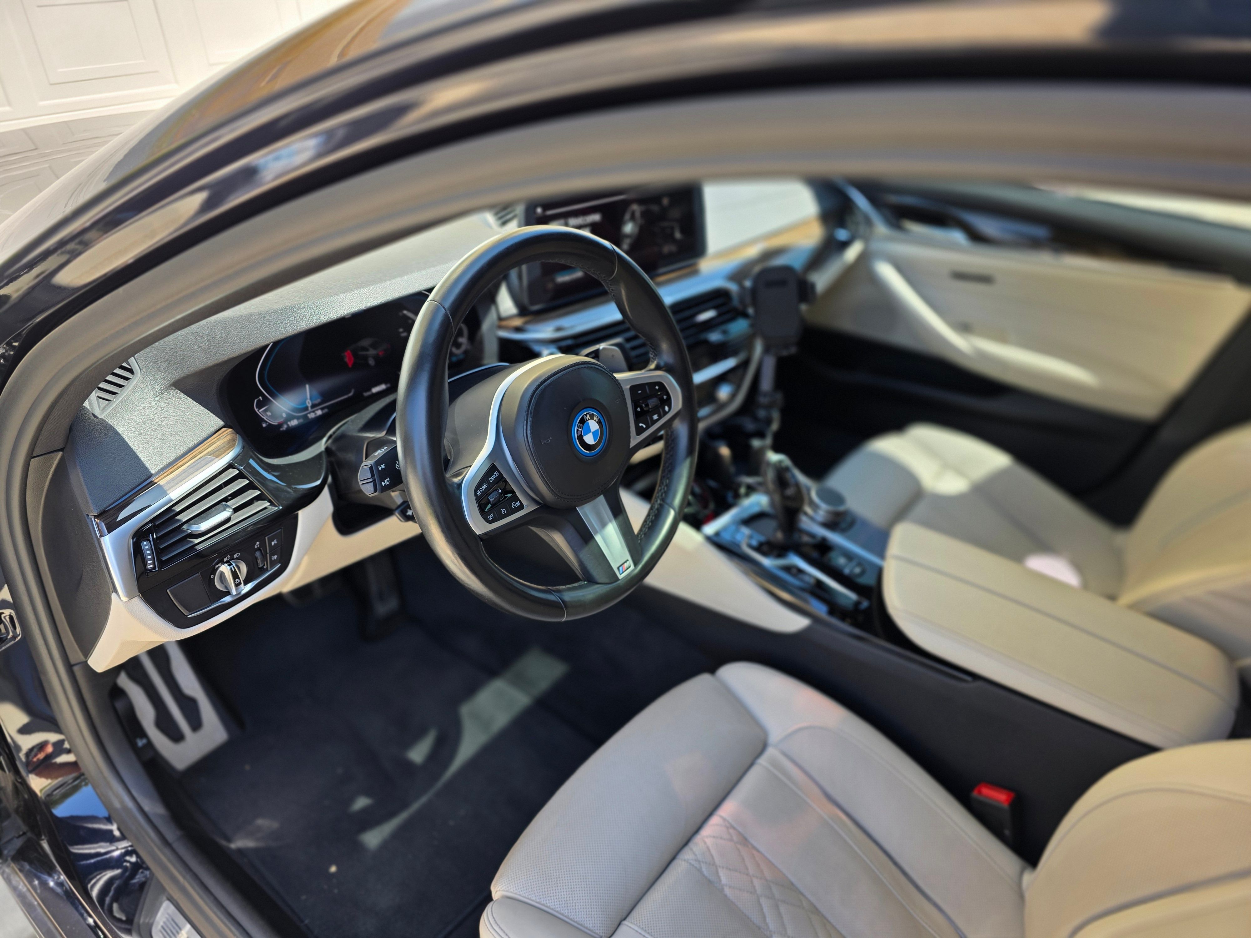 Used 2022 BMW 530e w/ M Sport Package RWD image 10