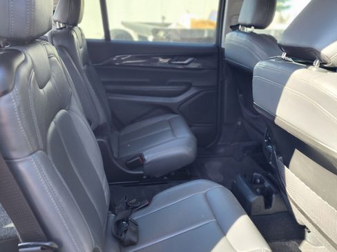 Used 2023 Jeep Grand Cherokee L Laredo image 4