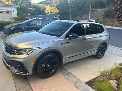 Used 2023 Volkswagen Tiguan SE R-Line image 25