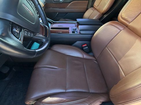 Used 2023 Lincoln Navigator Reserve image 13