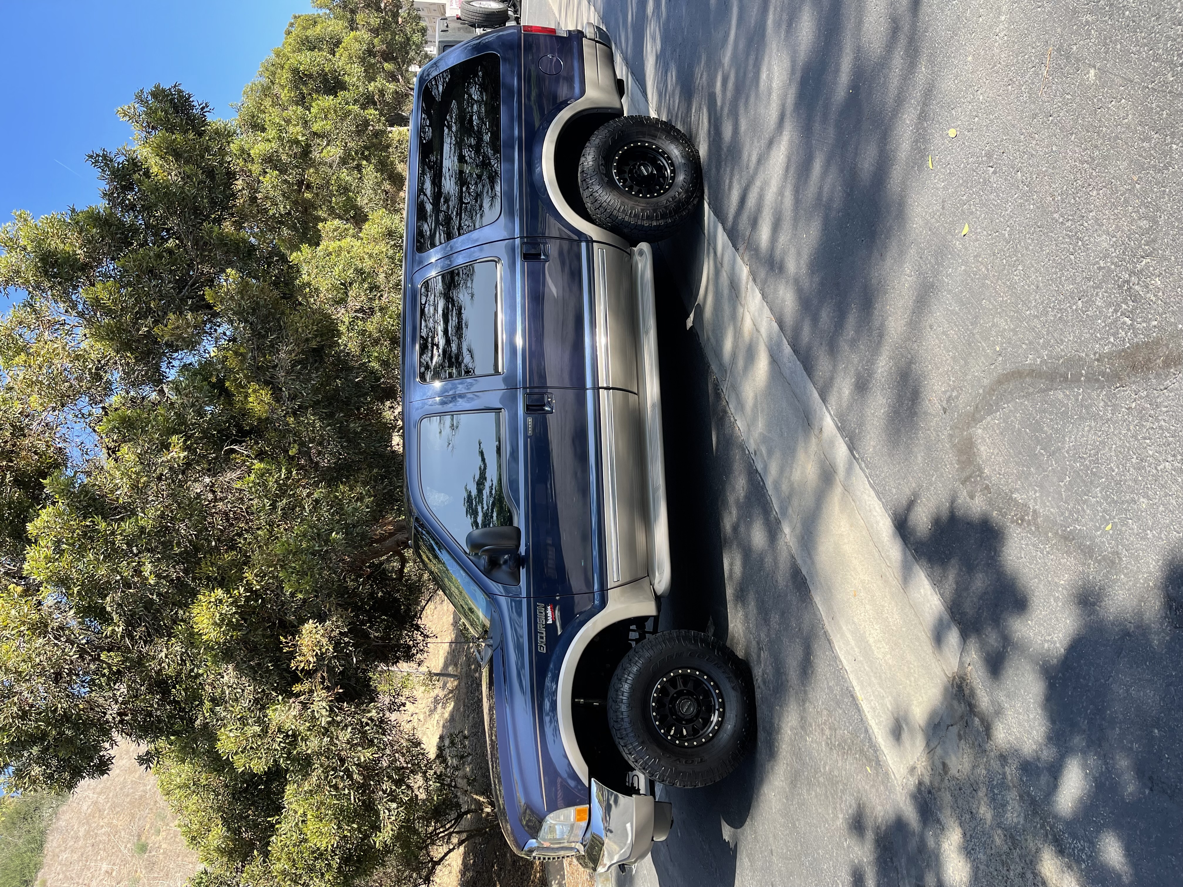 Used 2002 Ford Excursion Limited AWD/4WD image 2