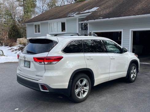 Used 2017 Toyota Highlander Limited image 2