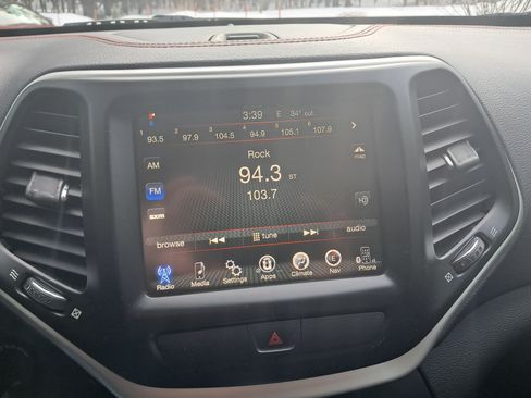 Used 2015 Jeep Cherokee Trailhawk image 4