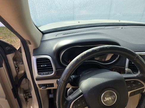 Used 2014 Jeep Grand Cherokee Laredo w/ 18" Wheel & 8.4" Radio Group image 17