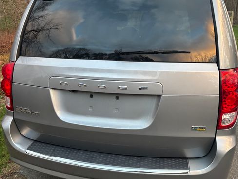 Used 2019 Dodge Grand Caravan SE image 2