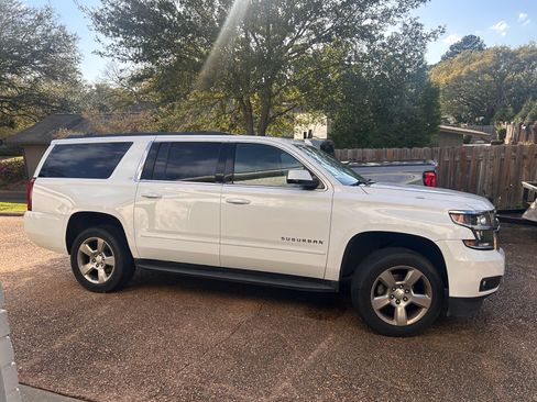 Used 2017 Chevrolet Suburban LT w/ Luxury Package image 2