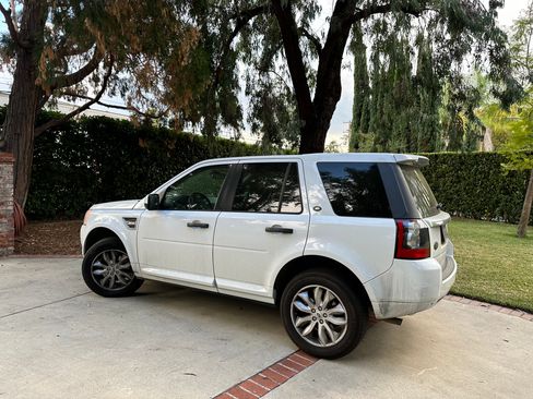 Used 2011 Land Rover LR2 HSE image 11