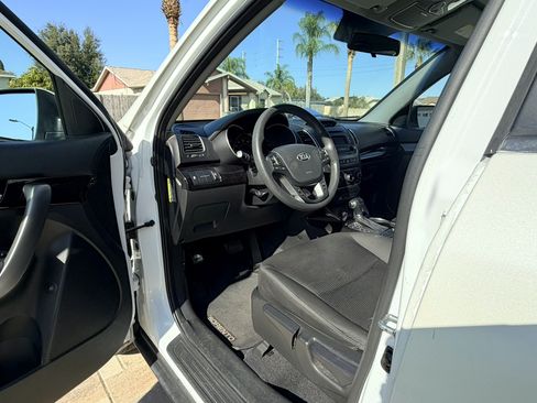 Used 2015 Kia Sorento LX image 12