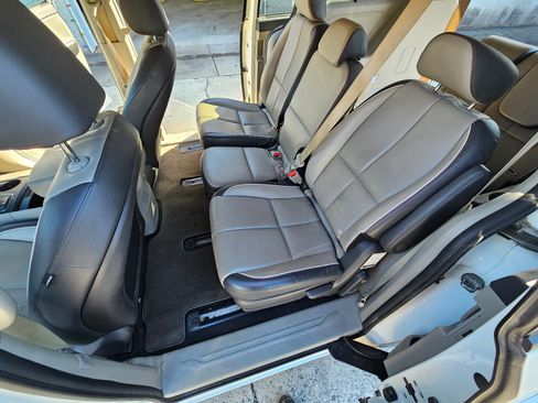 Used 2017 Kia Sedona LX w/ LX Essentials Premium Package image 6