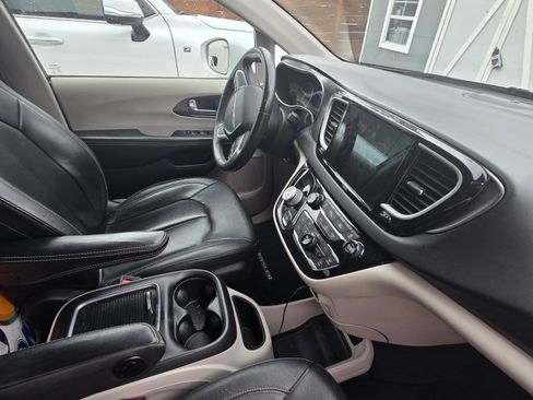 Used 2022 Chrysler Pacifica Touring-L image 9