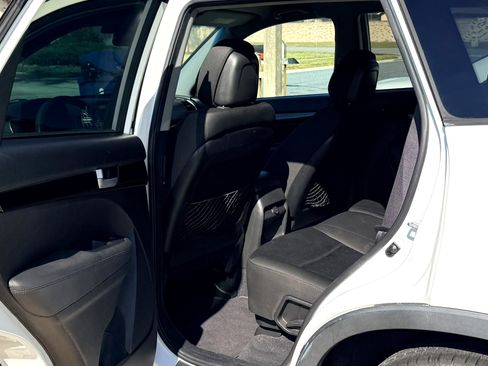 Used 2015 Kia Sorento LX image 14