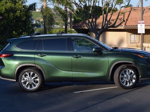 Used 2023 Toyota Highlander Limited image 4