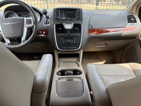 Used 2015 Chrysler Town & Country Touring-L w/ Driver Convenience Group image 11