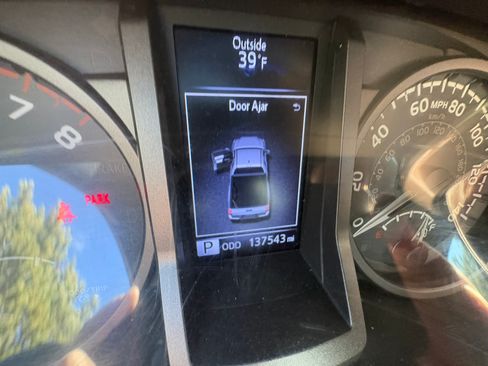 Used 2017 Toyota Tacoma TRD Off-Road w/ Tow Package image 6