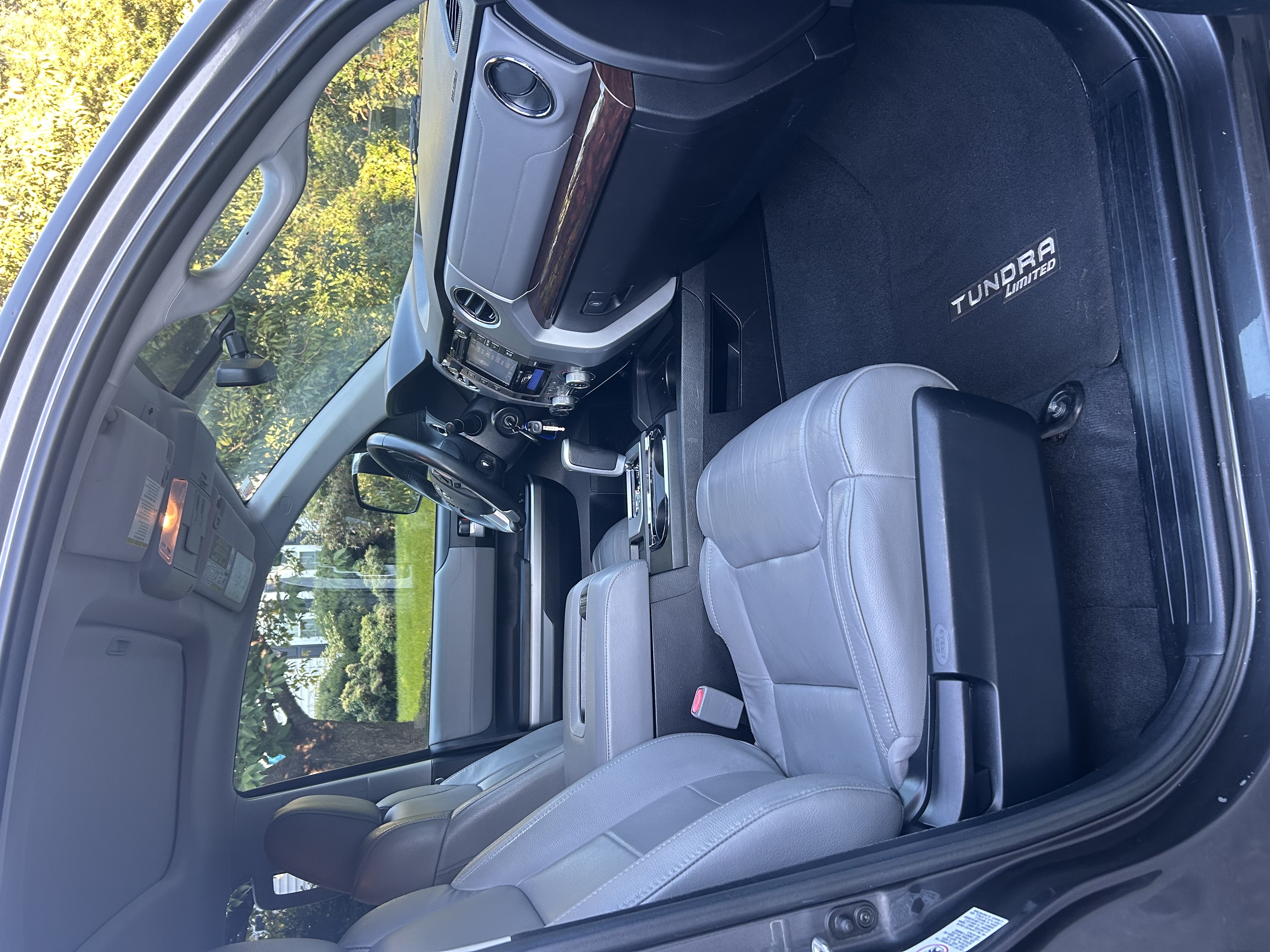 Used 2015 Toyota Tundra Limited w/ Limited Premium Package AWD/4WD image 13