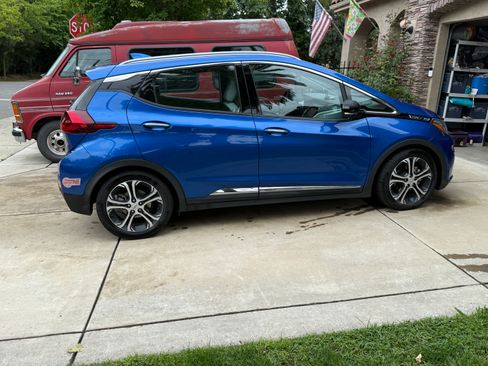 Used 2019 Chevrolet Bolt Premier w/ Infotainment Package FWD image 4