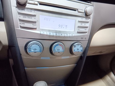 Used 2011 Toyota Camry LE image 13