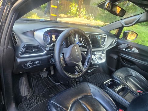 Used 2019 Chrysler Pacifica Touring-L w/ Advanced Safetytec Group image 9