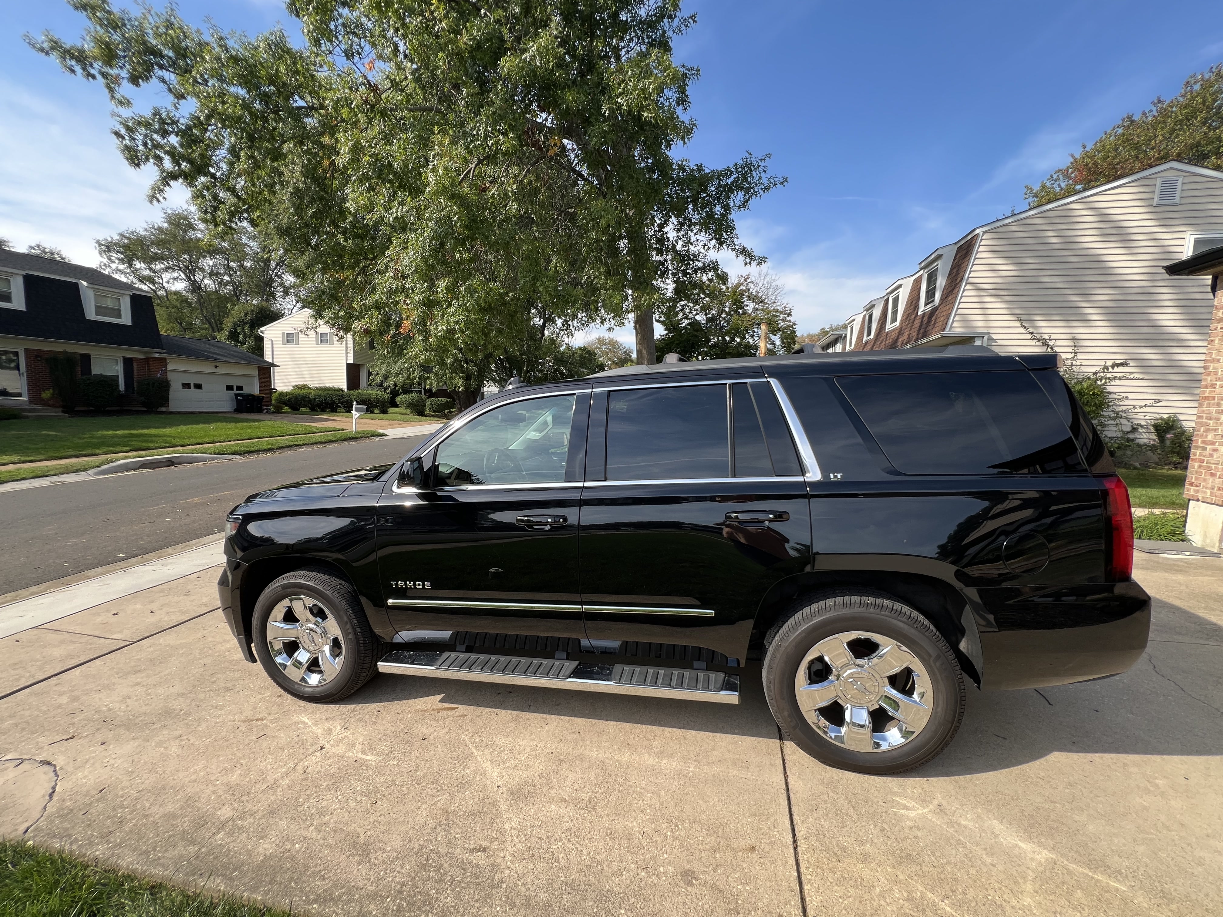 Used 2018 Chevrolet Tahoe LT w/ LT Signature Package AWD/4WD image 4